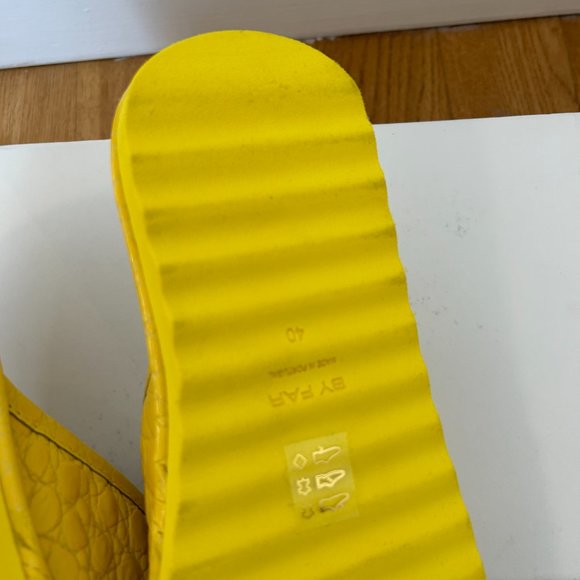 NWT By Far Ari Slip-on Slides Duckling Circular Croco Embossed Leather in Yellow - Picture 14 of 14